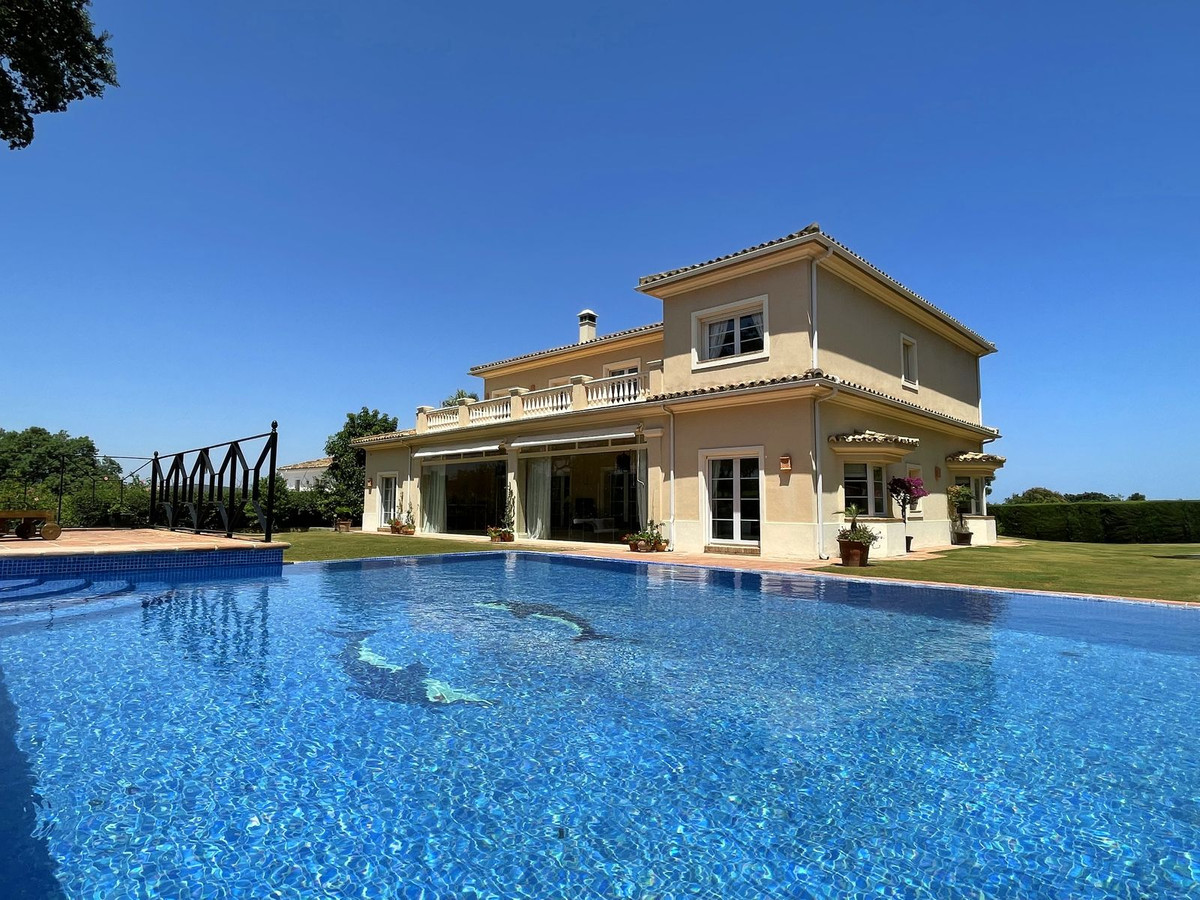 Villa for sale in San Roque Club 2,750,000€
