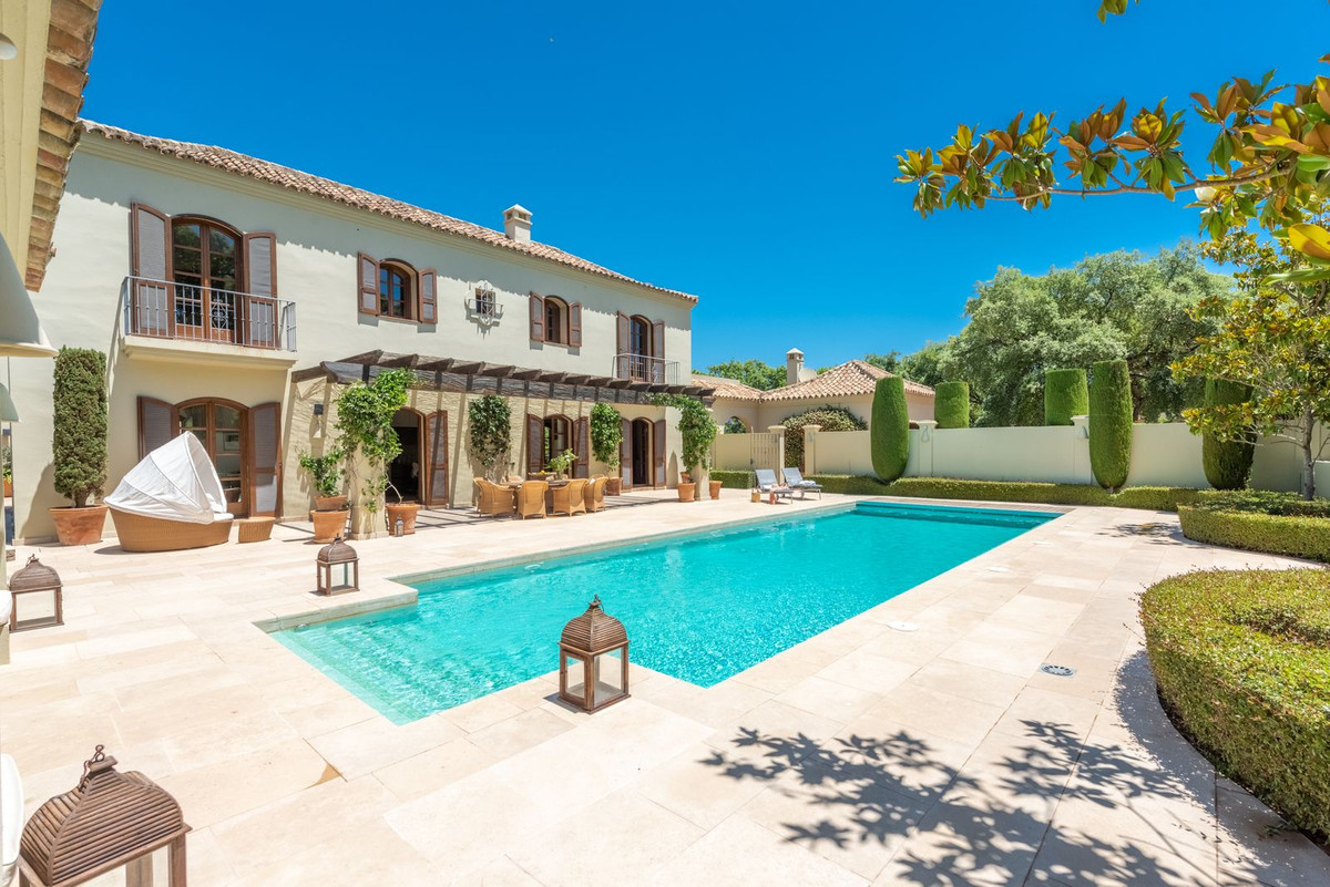 Villa for sale in San Roque Club 4,495,000€